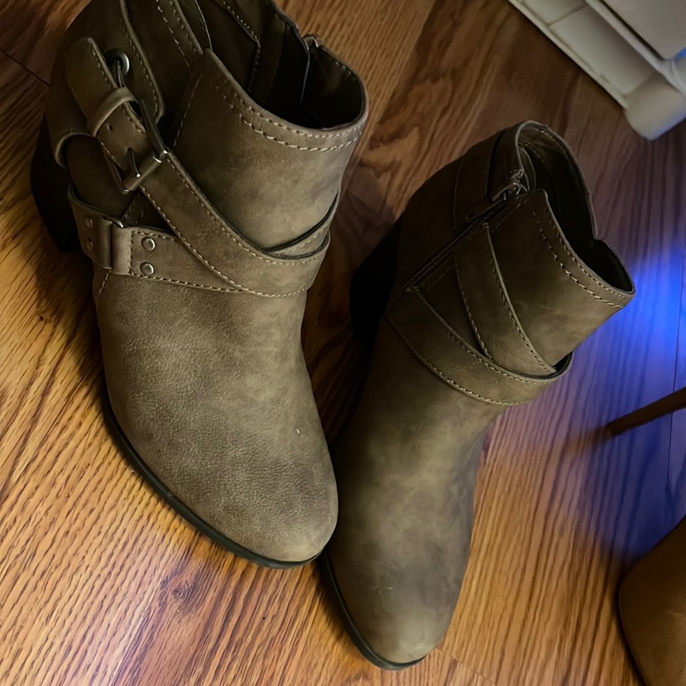 Size 6. Very comfortable boots.